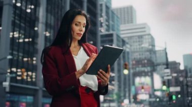 Kadın Şehir Caddesinde Tablet Kullanıyor