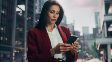 Kadın Şehir Caddesinde Akıllı Telefon Kullanıyor