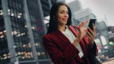 Kadın Şehir Caddesinde Akıllı Telefon Kullanıyor