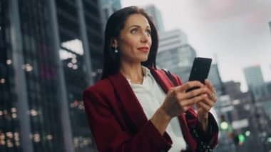 Kadın Şehir Caddesinde Akıllı Telefon Kullanıyor