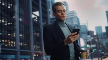 Yakışıklı Adam Şehir Caddesinde Akıllı Telefon Kullanıyor
