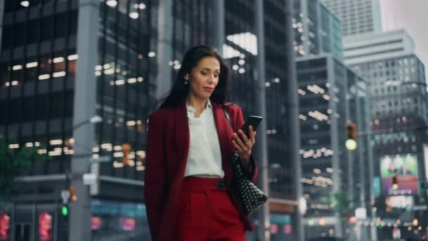 Mujer utiliza Smartphone en la calle City — Vídeos de Stock