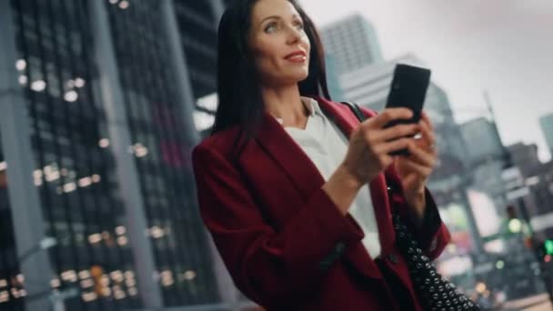 Mujer utiliza Smartphone en la calle City — Vídeos de Stock