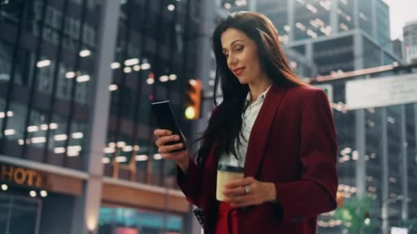 Usi femminili Smartphone su City Street — Video Stock