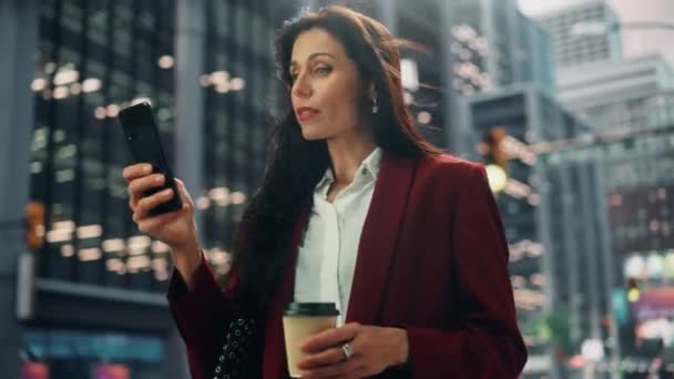 Femme utilise Smartphone sur la rue City — Video