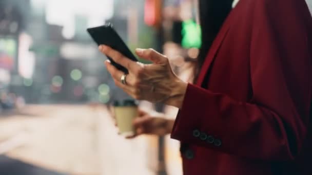 Close Up Kvindelige Bruger Smartphone på City Street – Stock-video