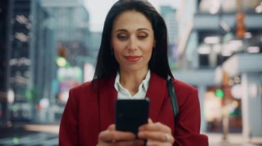 Kadın Şehir Caddesinde Akıllı Telefon Kullanıyor