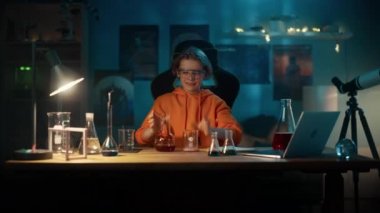 Kimyasalları Evde Bilim Deneyi İçin Karıştıran Çocuk