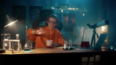 Kimyasalları Evde Bilim Deneyi İçin Karıştıran Çocuk