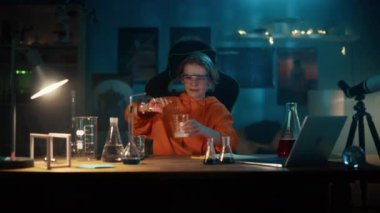 Kimyasalları Evde Bilim Deneyi İçin Karıştıran Çocuk