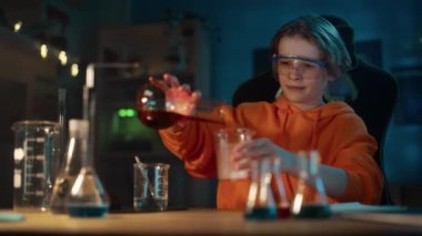 Kimyasalları Evde Bilim Deneyi İçin Karıştıran Çocuk