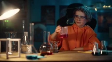 Kimyasalları Evde Bilim Deneyi İçin Karıştıran Çocuk