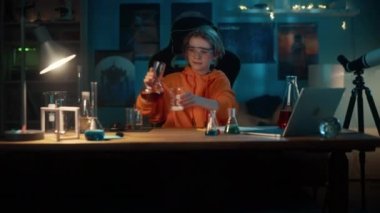 Kimyasalları Evde Bilim Deneyi İçin Karıştıran Çocuk