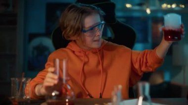 Kimyasalları Evde Bilim Deneyi İçin Karıştıran Çocuk