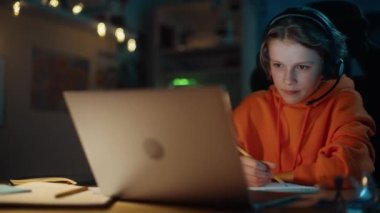 Evde Dizüstü bilgisayarda Online Sınıfa Katılan Genç Çocuk