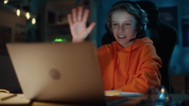 Evde Dizüstü bilgisayarda Online Sınıfa Katılan Genç Çocuk