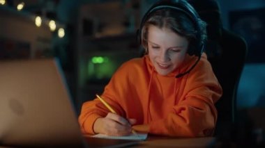 Evde Dizüstü bilgisayarda Online Sınıfa Katılan Genç Çocuk