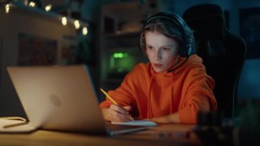Evde Dizüstü bilgisayarda Online Sınıfa Katılan Genç Çocuk