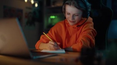 Evde Dizüstü bilgisayarda Online Sınıfa Katılan Genç Çocuk