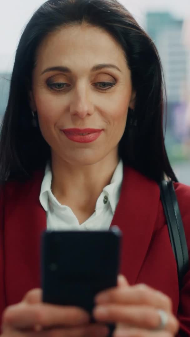 Retrato vertical de la mujer usando Smartphone en la ciudad — Vídeos de Stock