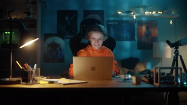 Νεαρό αγόρι που χρησιμοποιεί φορητό υπολογιστή στο σπίτι — Αρχείο Βίντεο