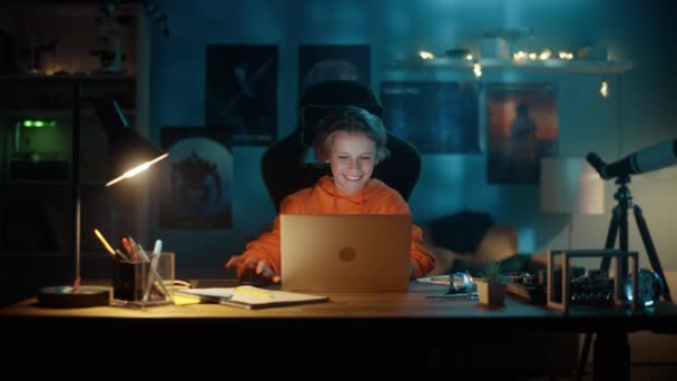 Junge benutzt Laptop zu Hause — Stockvideo