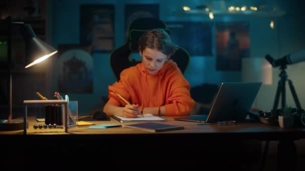 Молодий хлопчик робить домашнє завдання — стокове відео