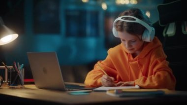 Evde Dizüstü bilgisayarda Online Sınıfa Katılan Genç Çocuk