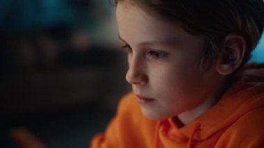 Evdeki Genç Çocuğun Portresi