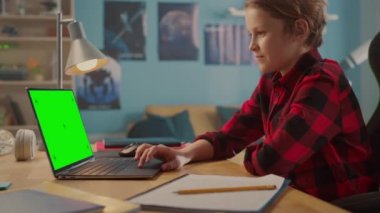 Genç Çocuk Evde Yeşil Ekranlı Laptop Bilgisayar Kullanıyor