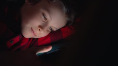 Genç çocuk Smartphone evde kullanma