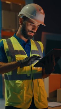 Tablet Kullanılarak Dikey Ekran Depolama İşçisi