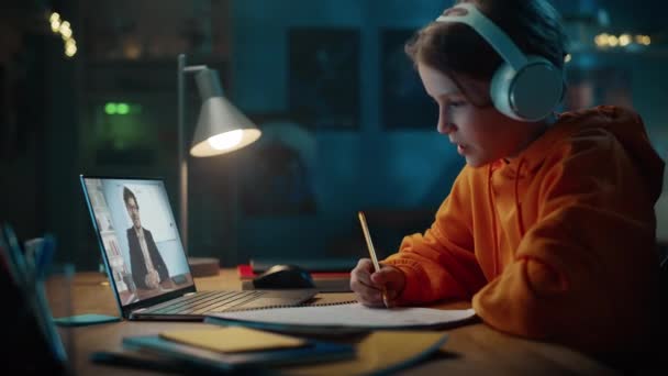 Jeune garçon fréquentant un cours en ligne sur ordinateur portable à la maison — Video