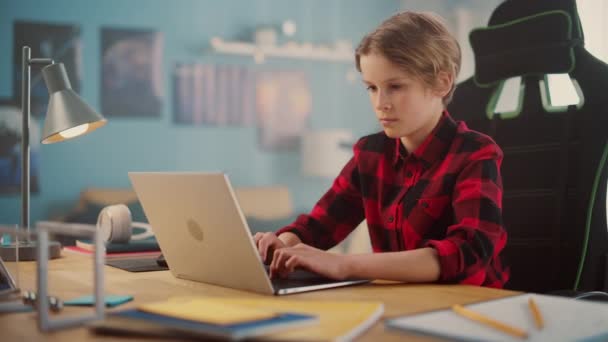 自宅でノートパソコンを使う少年 — ストック動画