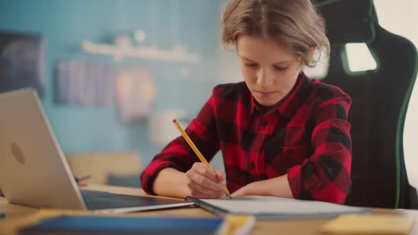 Niño haciendo la tarea — Vídeo de stock