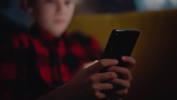 Νεαρό αγόρι, χρησιμοποιώντας το smartphone στο σπίτι — Αρχείο Βίντεο