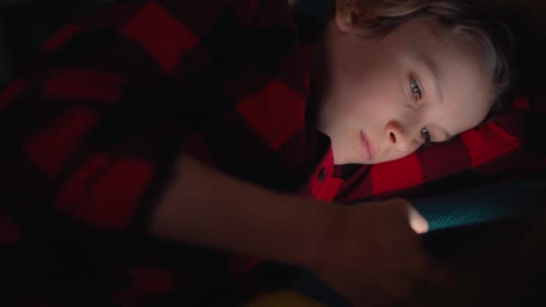 Νεαρό αγόρι, χρησιμοποιώντας το smartphone στο σπίτι — Αρχείο Βίντεο