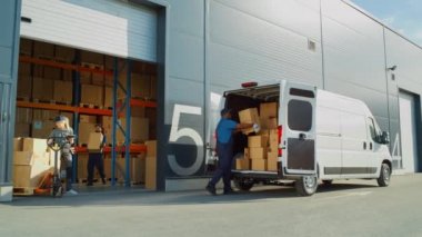 Depo işçileri Locistik Teslimat Minibüsü Yüklüyor