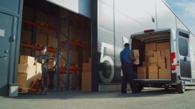 Depo işçileri Locistik Teslimat Minibüsü Yüklüyor