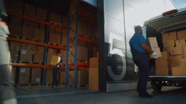 Depo işçileri Locistik Teslimat Minibüsü Yüklüyor