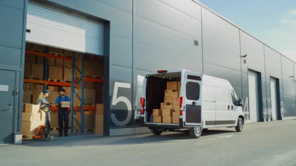 Lagerarbeiter beladen Logistik-Lieferwagen — Stockvideo