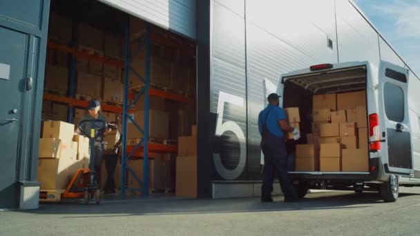 Trabajadores de almacén cargan furgoneta de entrega de Locistics — Vídeo de stock