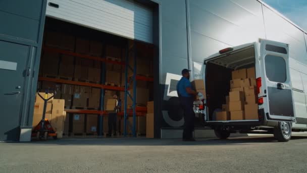 Trabajadores de almacén cargan furgoneta de entrega de Locistics — Vídeo de stock