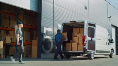 Depo işçileri Locistik Teslimat Minibüsü Yüklüyor