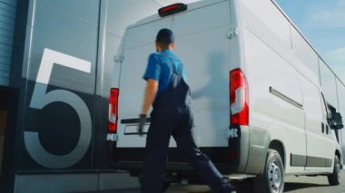 Depo işçileri Locistik Teslimat Minibüsü Yüklüyor