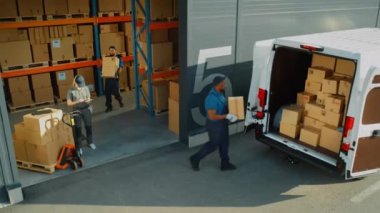 Depo işçileri Locistik Teslimat Minibüsü Yüklüyor