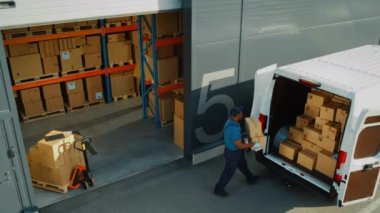 Depo işçileri Locistik Teslimat Minibüsü Yüklüyor