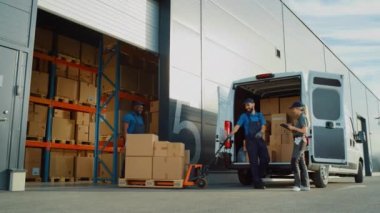Depo işçileri Locistik Teslimat Minibüsü Yüklüyor