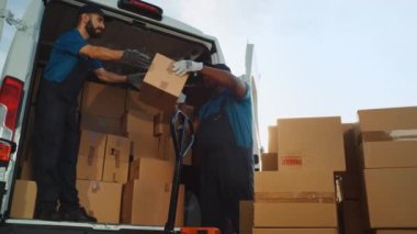 Depo işçileri Locistik Teslimat Minibüsü Yüklüyor