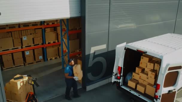 Trabajadores de almacén cargan furgoneta de entrega de Locistics — Vídeos de Stock